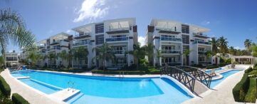 Samo jedan od apartmanskih smeštaja i pogled na objekte i bazen u Asprovalti.